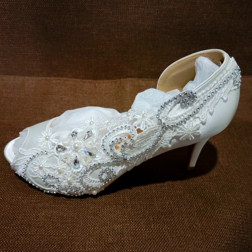 Gorgeous Satin Wedding Heels..Size 10..Crystals, Lace, Peep Toe..